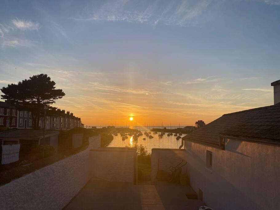 Aberaeron Island House - Panoramic Harbour Views Villa Exterior photo